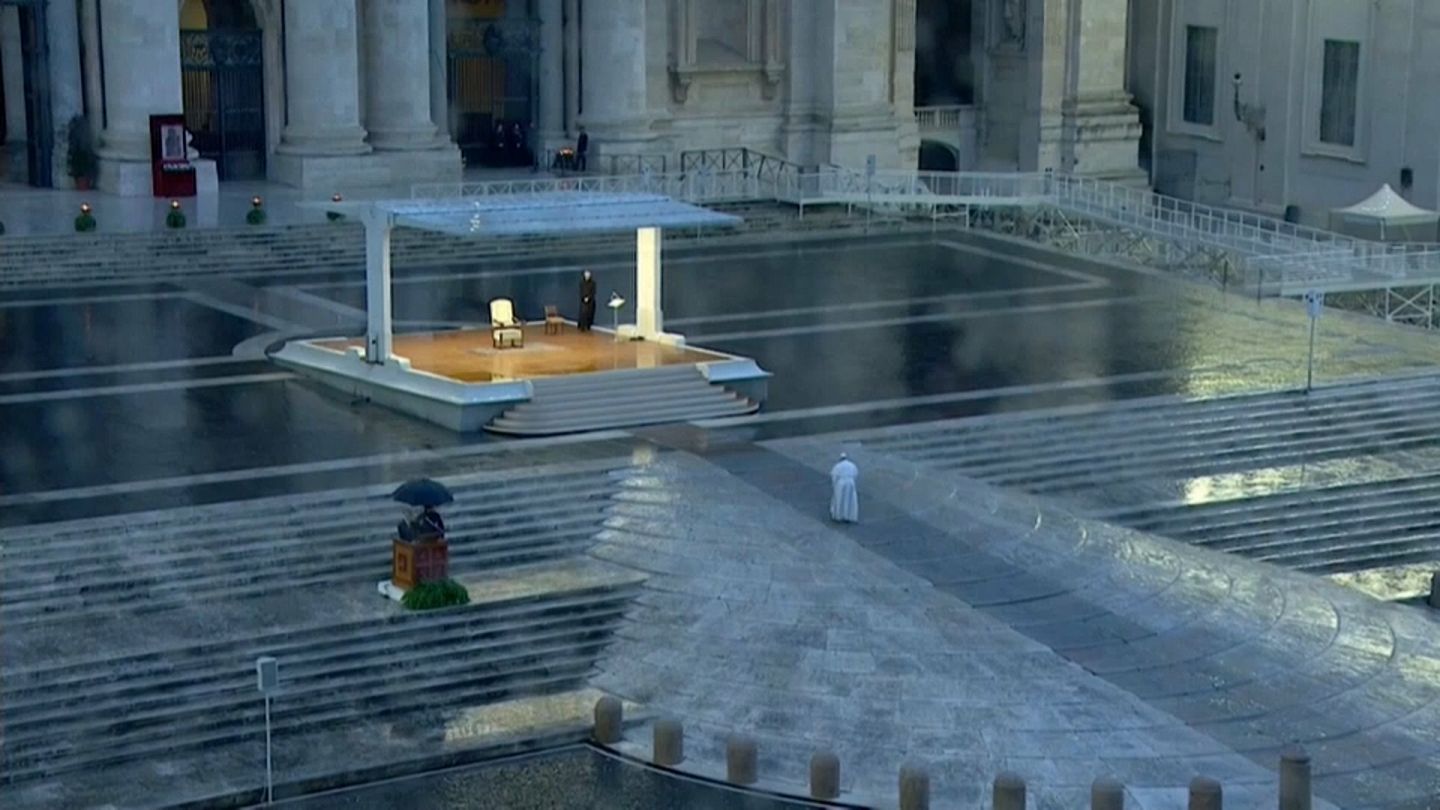 La preghiera del Papa solo a San Pietro nei giorni della pandemia | Euronews