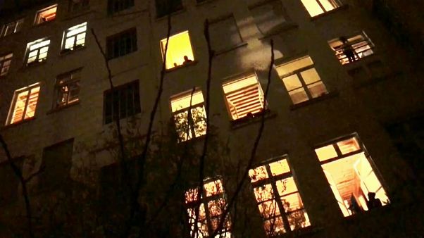 Nachbarschaftshilfe in Frankreich - Kino auf der Hauswand Nachbarschaftshilfe in Frankreich - Kino auf der Hauswand