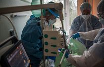 Orvosok és ápolók egy koronavírussal fertőzött beteget látnak el az országos pulmonológiai Intézetben