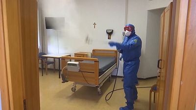 Coronavirus: esperti russi sanificano centro anziani ad Alzano Lombardo