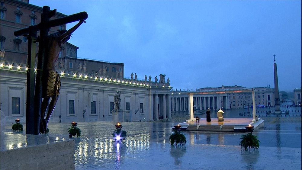 No Comment : le Pape, seul, sur le parvis désert de la basilique Saint-Pierre