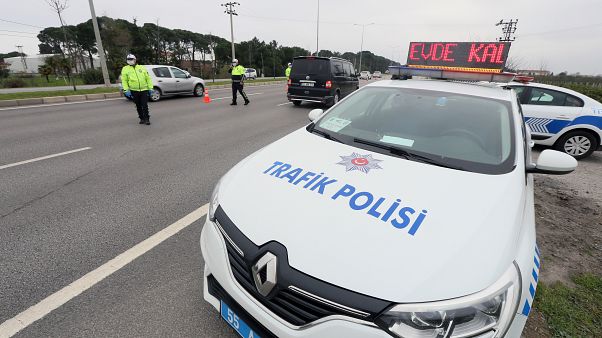 Türkiye'de Covid-19 vaka sayısı 7 bin 402'ye yükseldi; 108 hasta hayatını kaybetti Türkiye'de Covid-19 vaka sayısı 7 bin 402'ye yükseldi; 108 hasta hayatını kaybetti