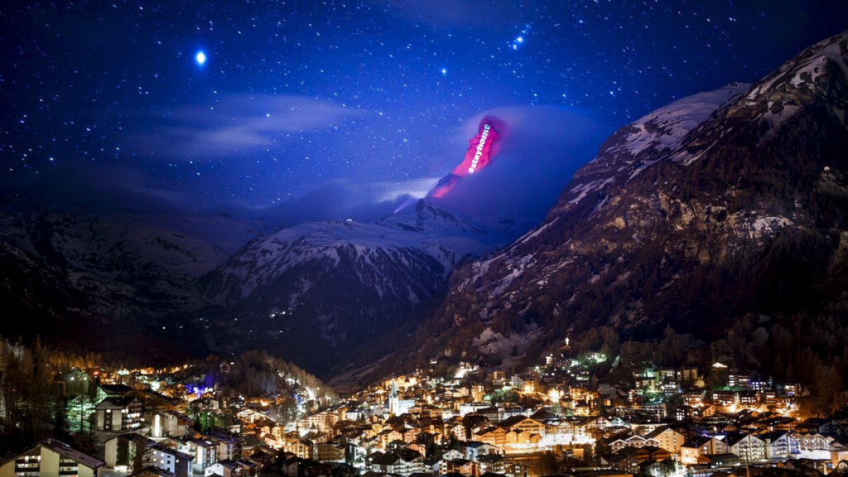 Im Auftrag von Zermatt beleuchtet Lichtkünstler Gerry Hofstetter das Matterhorn mit Botschaften der Hoffnung.