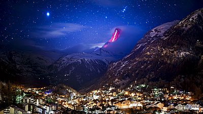 Im Auftrag von Zermatt beleuchtet Lichtkünstler Gerry Hofstetter das Matterhorn mit Botschaften der Hoffnung.