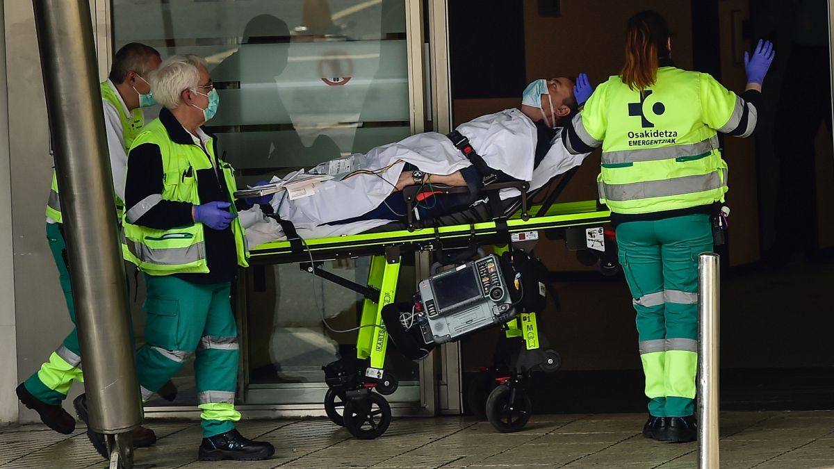 Koronavírusos beteget szállítanak a bilbaói kórházba