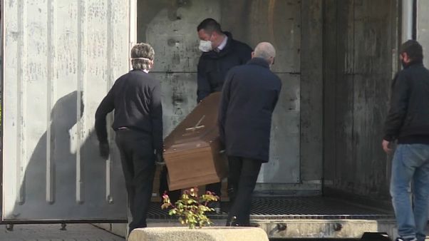 Coronavirus: container frigo per bare a Tortona, stop delle pompe funebri a Bergamo Coronavirus: container frigo per bare a Tortona, stop delle pompe funebri a Bergamo