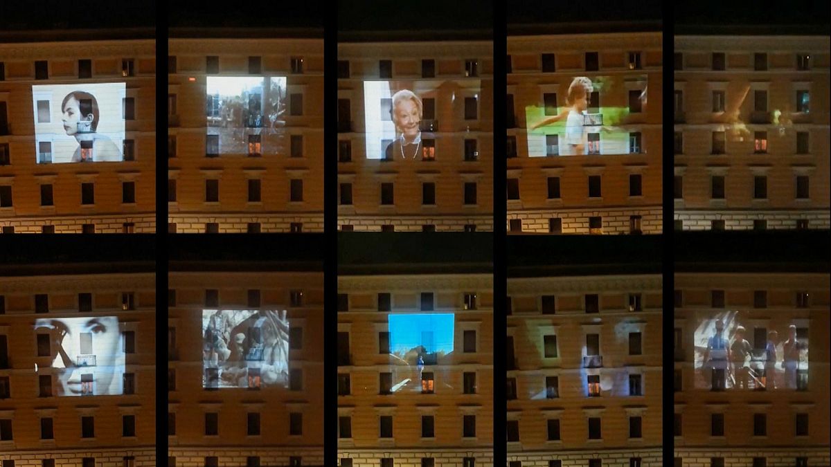 Covid-19 karantinasındaki İtalyanlar 'evde sinema' keyfi ile moral buluyor 