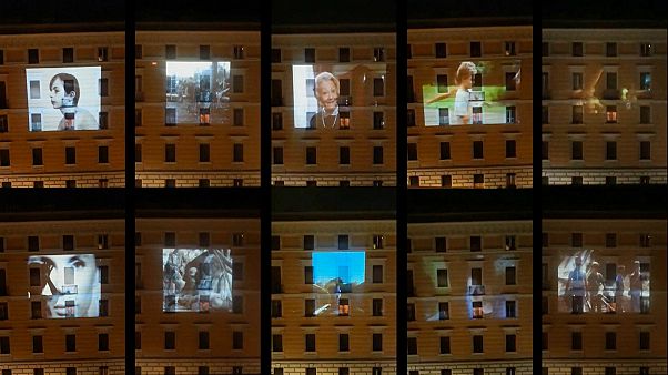 Covid-19 karantinasındaki İtalyanlar 'evde sinema' keyfi ile moral buluyor Covid-19 karantinasındaki İtalyanlar 'evde sinema' keyfi ile moral buluyor