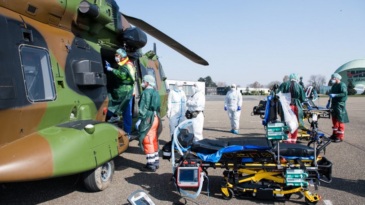 El personal prepara las camas de los pacientes franceses infectados con el coronavirus después de llegar en un helicóptero desde Metz, Francia