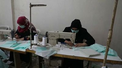 شاهد: سوري يبدأ خط إنتاج كمامات لمواجهة فيروس كورونا في مناطق شمال سوريا