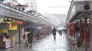 Coronavirus-Krise: Schneefall in Tokio sorgt für leere Straßen