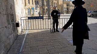 شاهد: متدينون يهود يتحدون كورونا والإغلاق والنتيجة تدخل الشرطة وغرامة 1400 دولار