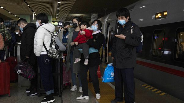 Pasajeros de un tren de alta velocidad procedente de Pekín llegan a Wuhan Pasajeros de un tren de alta velocidad procedente de Pekín llegan a Wuhan