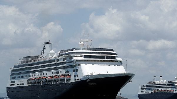 Transferidos a otro barco varios pasajeros del Zaandam en Panamá para "dejar espacio a los enfermos" Transferidos a otro barco varios pasajeros del Zaandam en Panamá para "dejar espacio a los enfermos"