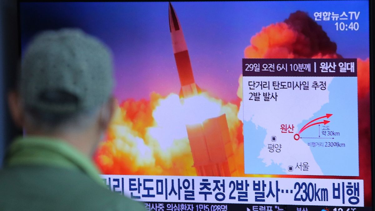 كوريا الشمالية تختبر قاذفات صواريخ متعددة فائقة الضخامة 