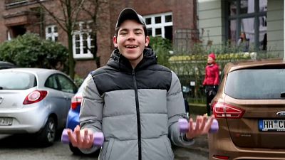 Зарядкой по коронавирусу: тренер в Гамбурге вывел на балконы жителей целого района  