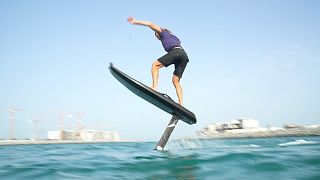 Una tabla de surf eléctrica para volar sobre el agua