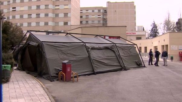Sanidad estudia trasladar pacientes a otras comunidades ante el colapso de las UCI Sanidad estudia trasladar pacientes a otras comunidades ante el colapso de las UCI