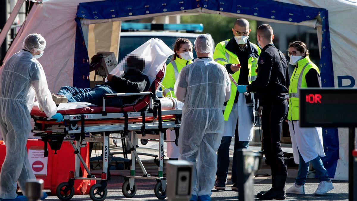 Un malade atteint du Covid-19 pris en charge à l'hôpital Henri Mondor, à Créteil dans la région parisienne, le 30 mars 2020.