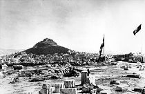 Die Hakenkreuzflagge über der Akropolis in Athen 27. Mai 1941  (AP Photo)
