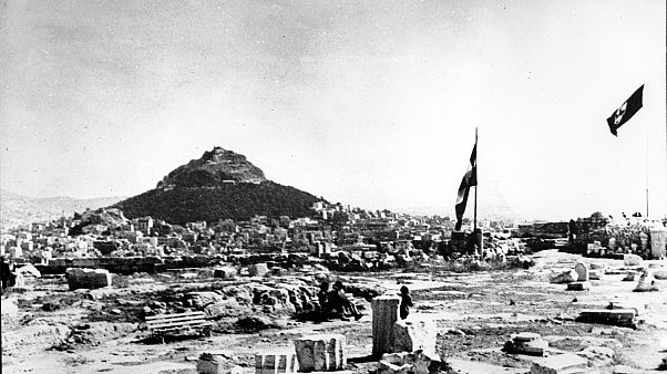 Die Hakenkreuzflagge über der Akropolis in Athen 27. Mai 1941 (AP Photo) Die Hakenkreuzflagge über der Akropolis in Athen 27. Mai 1941 (AP Photo)