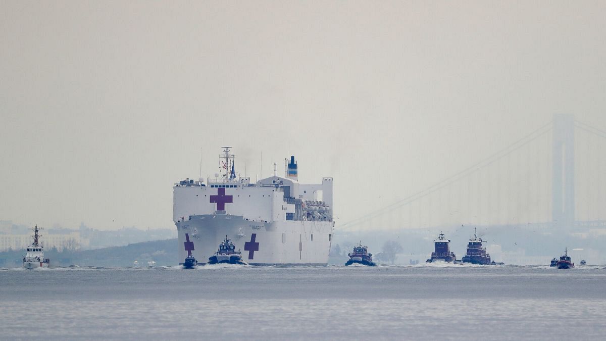 کشتی بیمارستانی نیروی دریایی آمریکا در بندر نیویورک پهلو گرفت