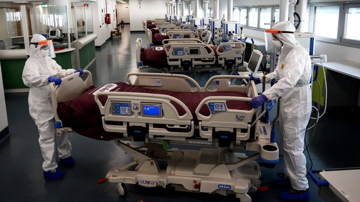 Du personnel soignant en train de mettre en place une unité où seront accueillis des patients atteints du Covid-19 dans l'hôpital de Verduno, nord de l’Italie, le 29/03/2020.