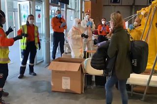 Palmas para os curados e "ganas" de trabalhar dos médicos infetados