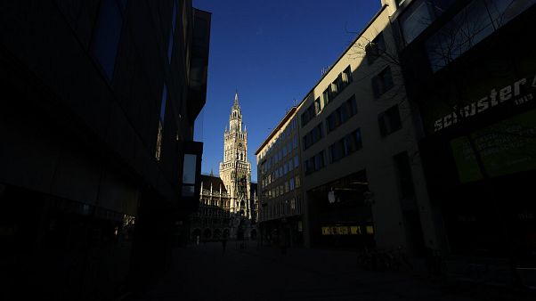 Deutschland und die Welt im Ausnahmezustand: Zumindest lacht die Sonne. Deutschland und die Welt im Ausnahmezustand: Zumindest lacht die Sonne.
