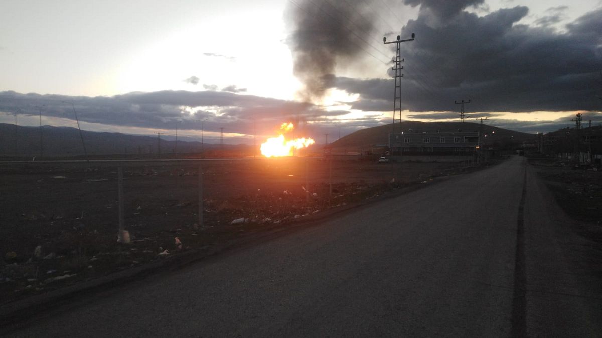 İran'dan Türkiye'ye doğal gaz ileten boru hattında meydana gelen patlamanın ardından çıkan yangın söndürüldü. 
