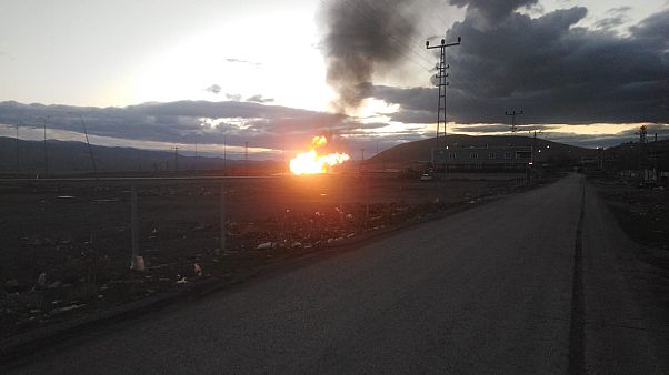 İran'dan Türkiye'ye doğal gaz ileten boru hattında meydana gelen patlamanın ardından çıkan yangın söndürüldü. İran'dan Türkiye'ye doğal gaz ileten boru hattında meydana gelen patlamanın ardından çıkan yangın söndürüldü.