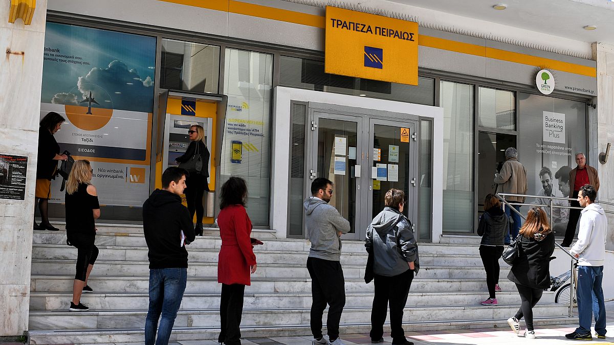 Ελλάδα: Ουρές έξω από τις τράπεζες, παρά τις απαγορεύσεις