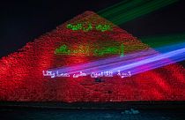 أضاءت وزارة الآثار المصرية الأهرامات تعبيرا عن دعمها للعاملين في قطاع الصحة في مكافحة فيروس كورونا في الجيزة.