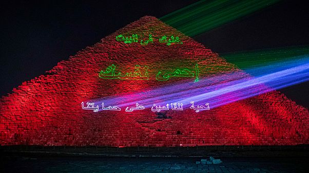 أضاءت وزارة الآثار المصرية الأهرامات تعبيرا عن دعمها للعاملين في قطاع الصحة في مكافحة فيروس كورونا في الجيزة. أضاءت وزارة الآثار المصرية الأهرامات تعبيرا عن دعمها للعاملين في قطاع الصحة في مكافحة فيروس كورونا في الجيزة.