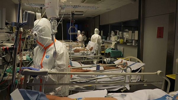 Covid-19, Spagna: nuovo record di morti in 24h ma il contagio rallenta Covid-19, Spagna: nuovo record di morti in 24h ma il contagio rallenta