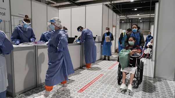 Personnel médical dans l'hôpital temporaire installé dans des pavillons de la foire commerciale de Madrid, le 31 mars 2020. Personnel médical dans l'hôpital temporaire installé dans des pavillons de la foire commerciale de Madrid, le 31 mars 2020.