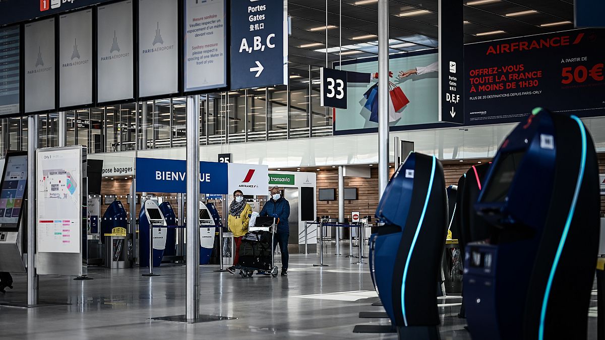 L'aéroport d'Orly, comme un symbole de la crise du transport aérien, ferme ses portes
