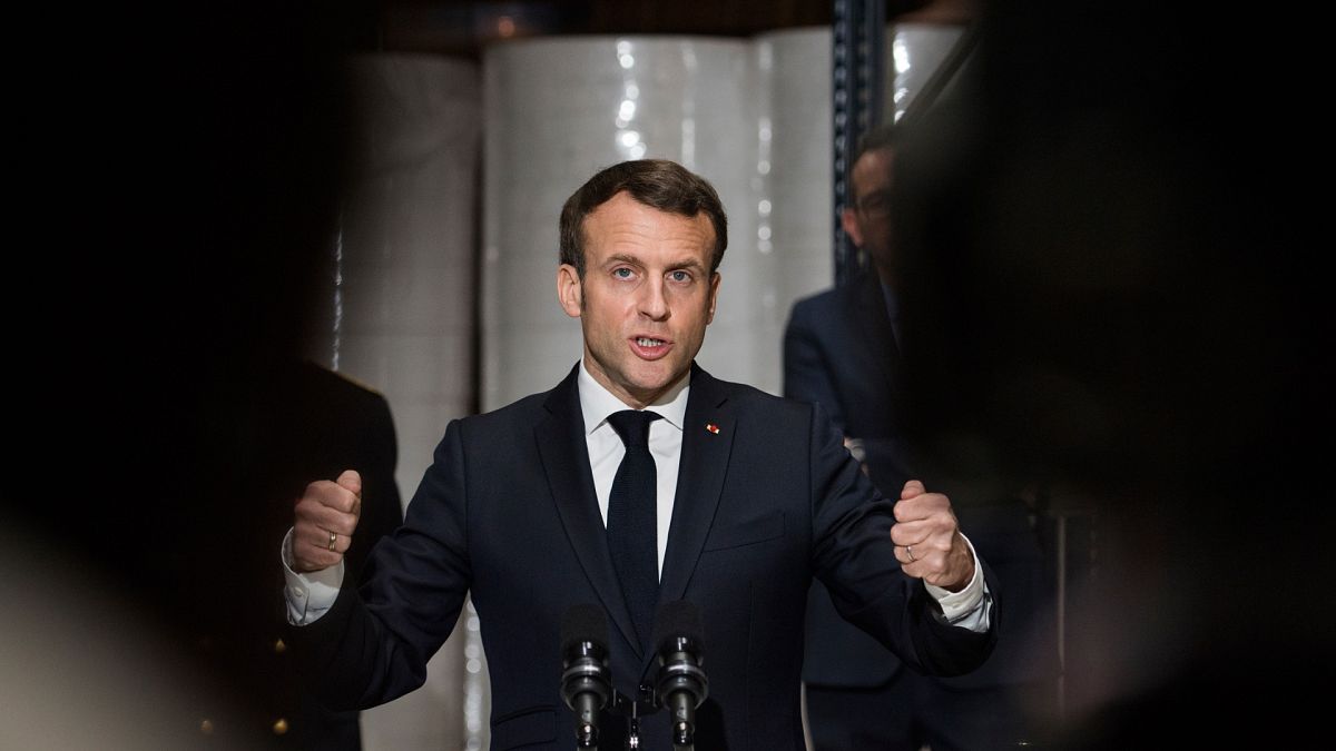 Emmanuel Macron donne un discours depuis une usine de production de masques chirurgicaux le 21 mars 2020