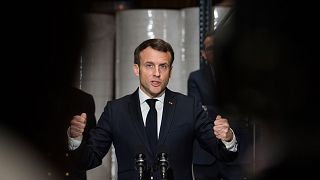 Emmanuel Macron donne un discours depuis une usine de production de masques chirurgicaux le 21 mars 2020