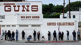 Fegyverért állnak sorba a kaliforniai Culver City-ben