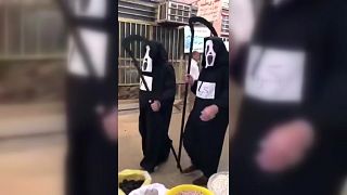İran'da 'Azrail' kostümlü koronavirüs uyarısı