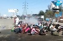جنجال بر سر ضدعفونی‌ کردن کارگران مهاجر در هند