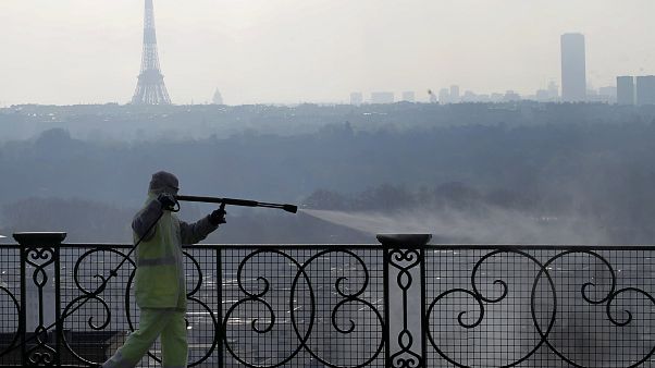 Opération de désinfection, à Suresnes dans la banlieue parisienne, le 31 mars 2020. Opération de désinfection, à Suresnes dans la banlieue parisienne, le 31 mars 2020.