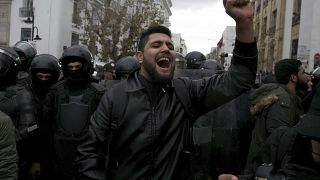 شاهد: مظاهرات في تونس رفضا لإجراءات الإغلاق التام