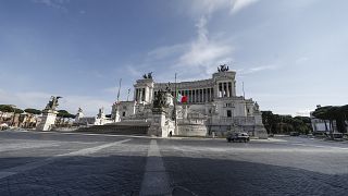 الأعلام الإيطالية ترفرف عند قبر الجندي المجهول وسط العاصمة روما تكريماً لضحايا فيروس كورونا