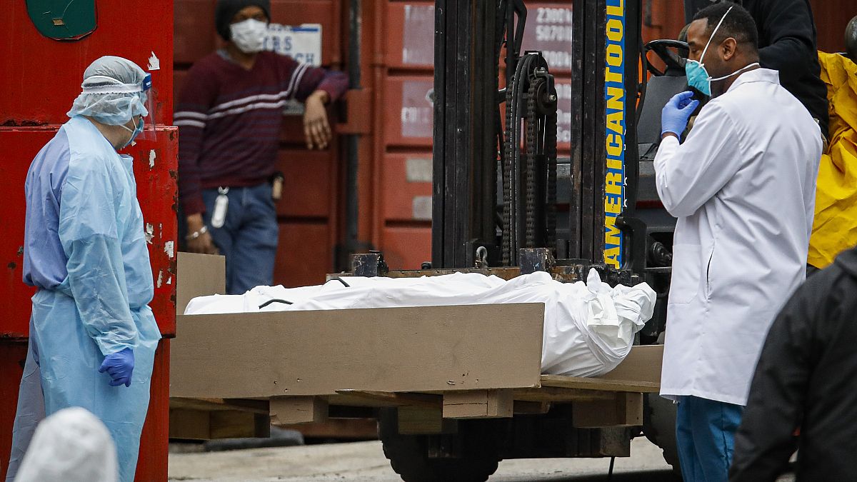 Le corps d'une personne décédée du Covid-19 est déposé dans un camion frigorifique à Brooklyn - New York - le 31 mars 2020