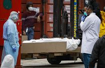 Le corps d'une personne décédée du Covid-19 est déposé dans un camion frigorifique à Brooklyn - New York - le 31 mars 2020