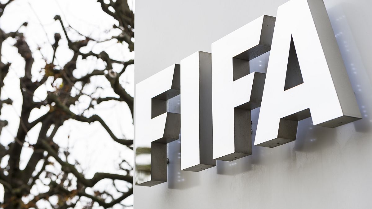 فيفا يعتزم تقديم "مساعدات" لكرة القدم العالمية