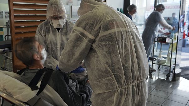 Medical personnel prepare a Covid-19 infected patient at the universitary hospital (CHU) of Tours, France, March 31, 2020 (Photo by GUILLAUME SOUVANT / AFP) Medical personnel prepare a Covid-19 infected patient at the universitary hospital (CHU) of Tours, France, March 31, 2020 (Photo by GUILLAUME SOUVANT / AFP)