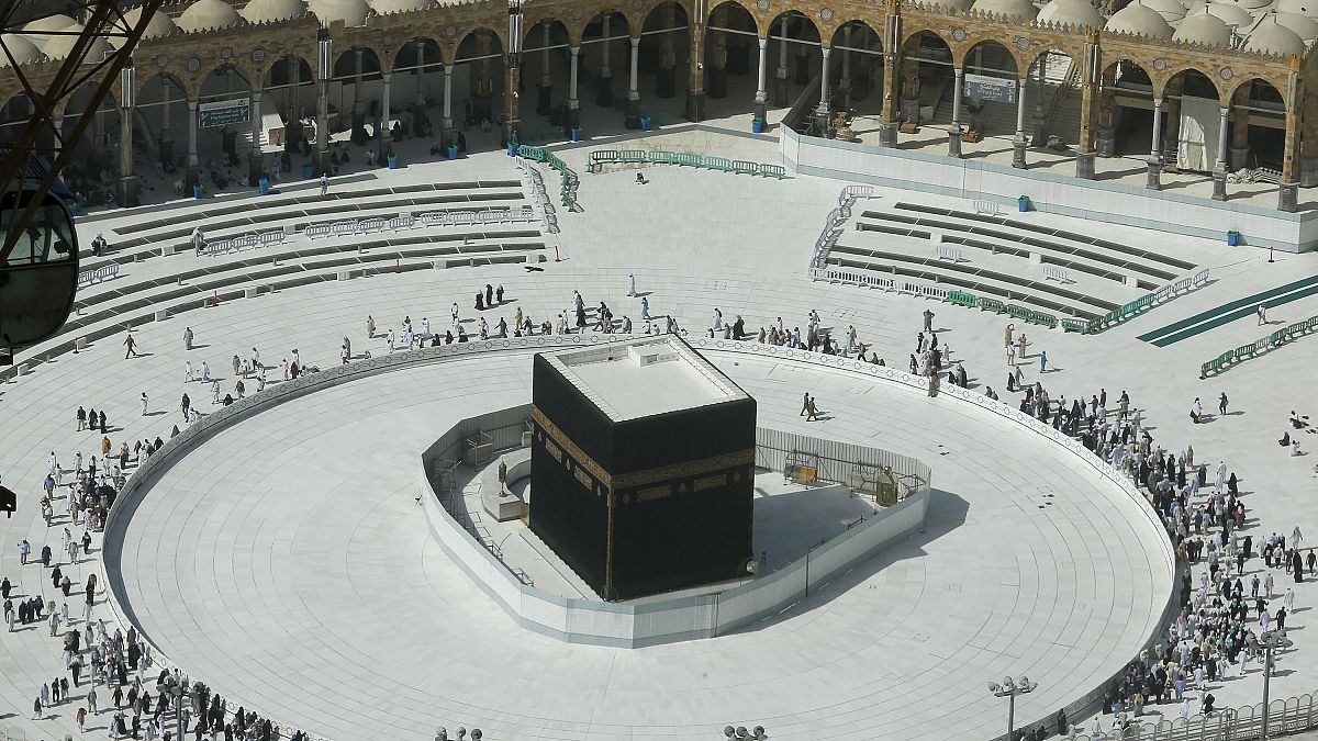 Müslümanların en kutsal mekanı Kabe, koronavirüsle mücadele nedeniyle boşaltıldı